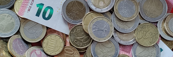 verschiedene Geldscheine und Münzen