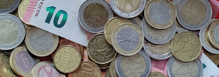 verschiedene Geldscheine und Münzen