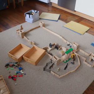 Holzspielsachen auf dem Teppich